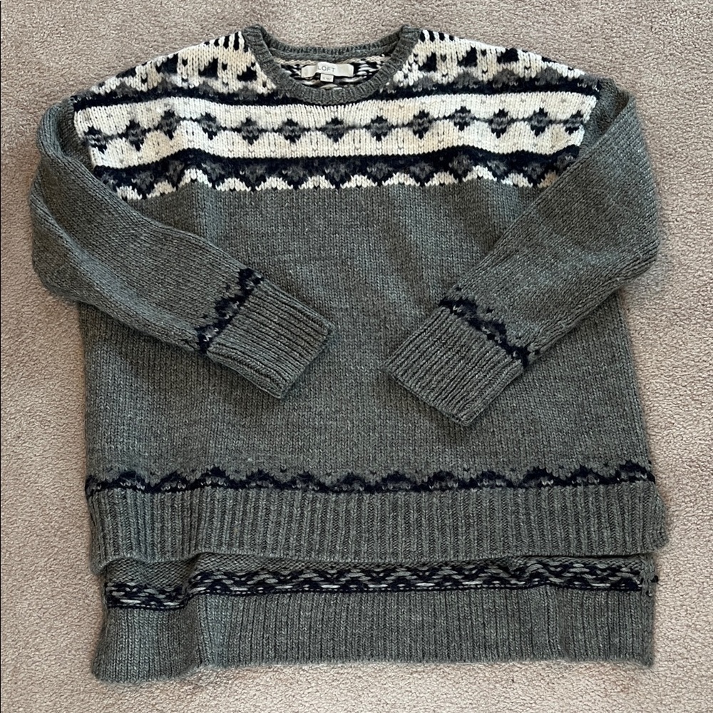 LOFT Gray Blue and White Patterned Crewneck Hi Low Sweater